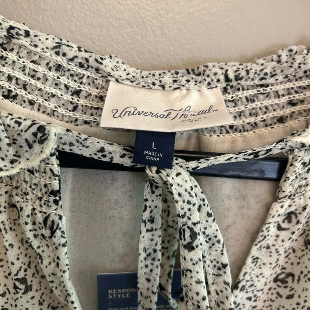 NWT Universal Thread long sleeved blouse with black design size L - Picture 3 of 16
